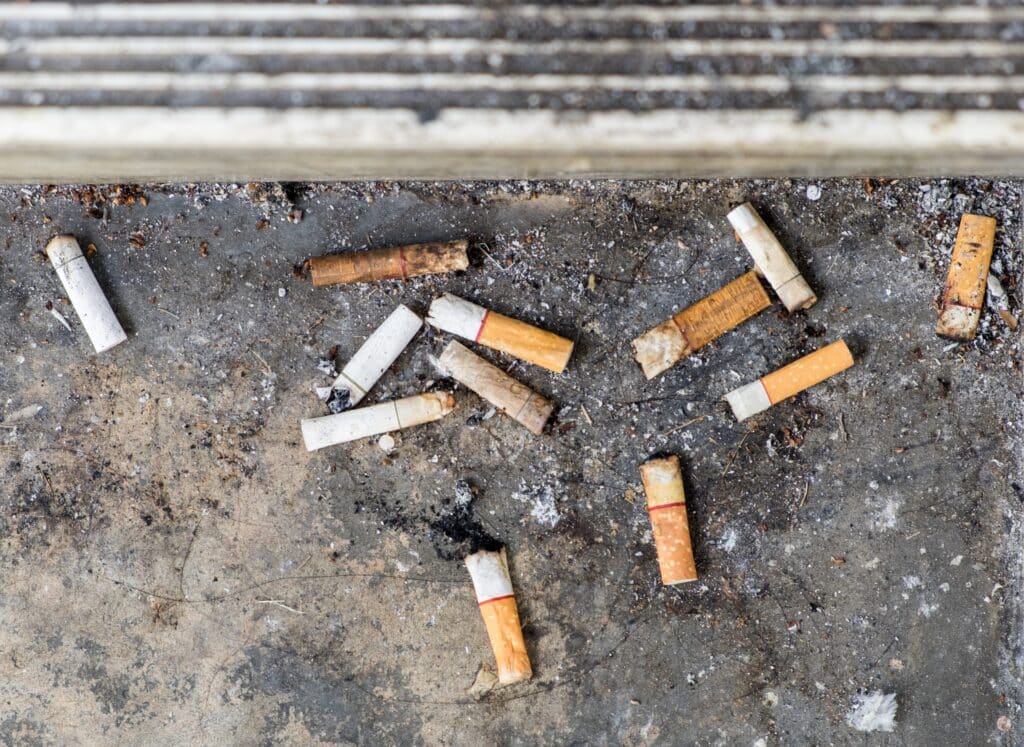 Le gouvernement anglais envisage de taxer l’industrie du tabac pour ses déchets