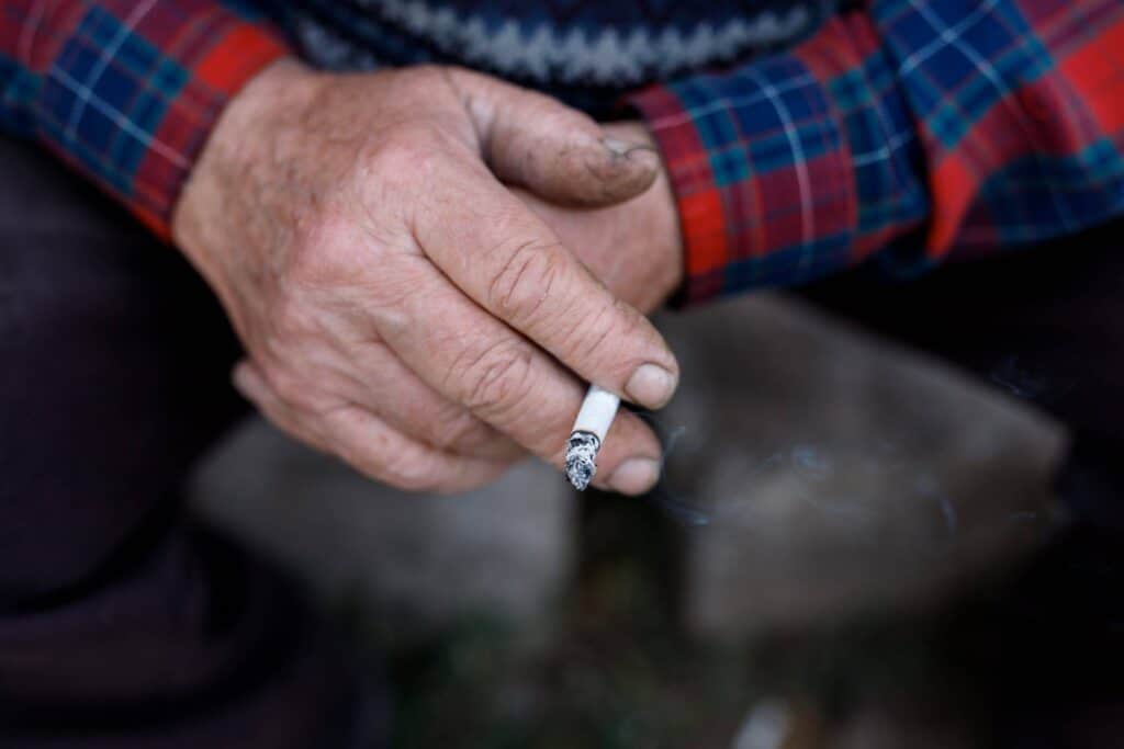 Face au tabagisme des seniors, les professionnels de santé franciliens manquent d’assurance