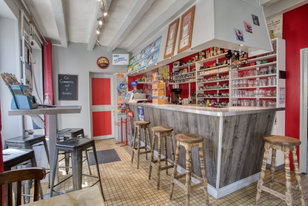 Les bars-tabac comme « lieux-refuge » pour les femmes : un choix contesté