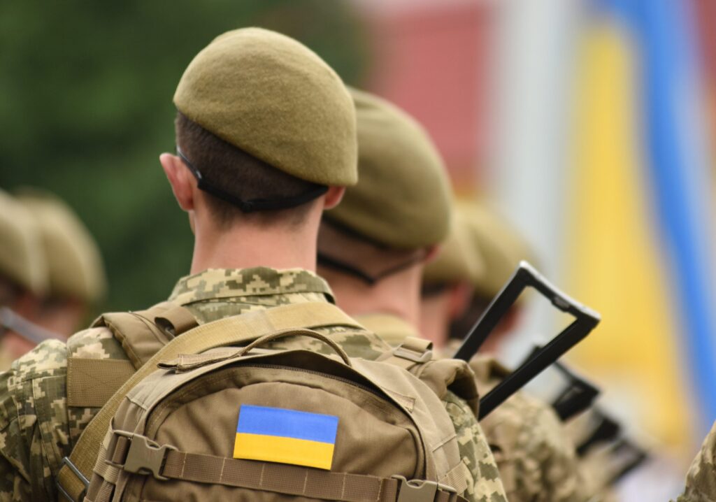 Le Royaume-Uni distribue des cigarettes gratuites aux soldats ukrainiens