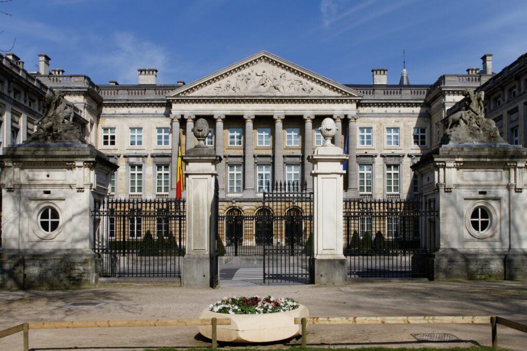 Hausses de taxes, espaces sans tabac, interdiction des puffs, la Belgique présente son plan antitabac