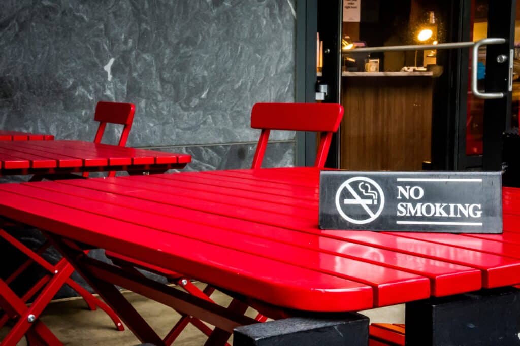 Irlande : Le succès de l’interdiction de fumer dans les espaces publics intérieurs 20 ans plus tard