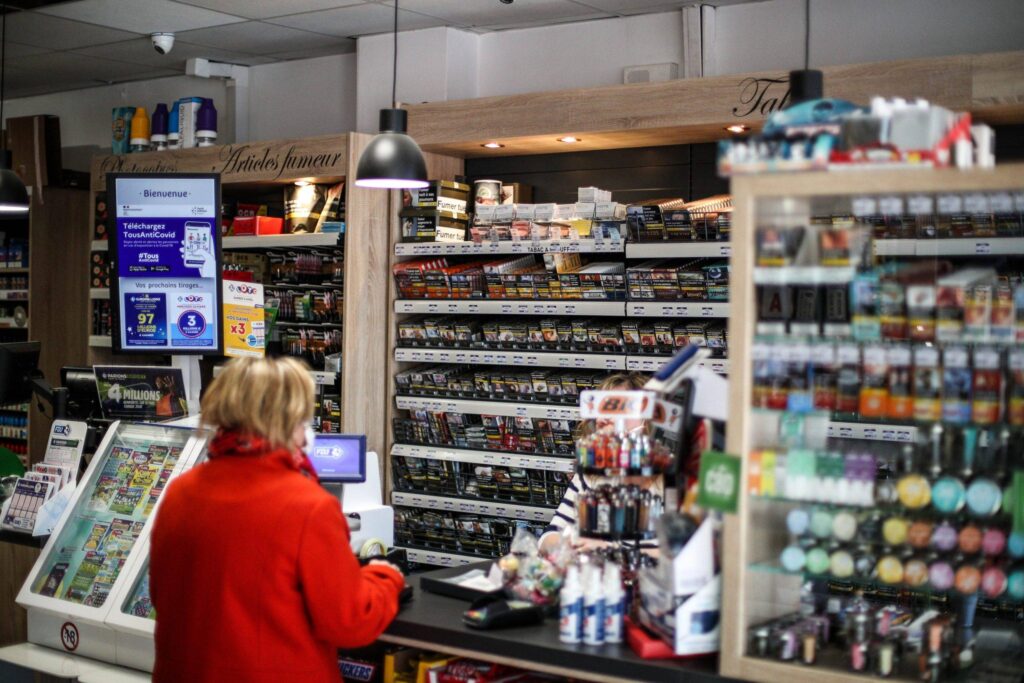 Les fabricants de tabac accordent des avantages aux détaillants pour promouvoir leurs produits