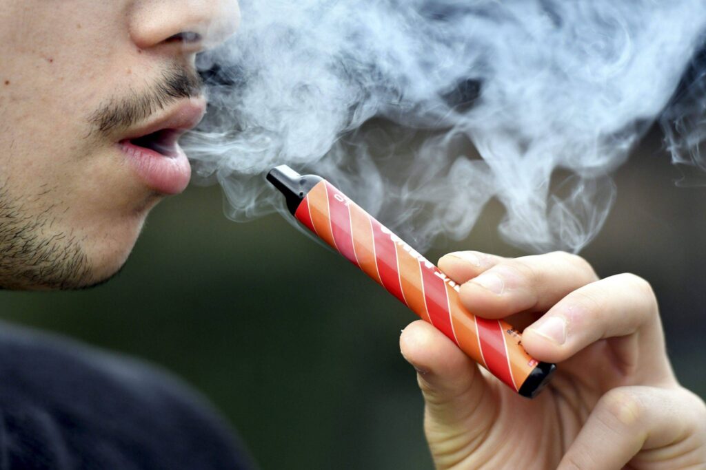 Une enquête clients-mystères de Que Choisir confirme le laxisme de la vente des puffs aux mineurs