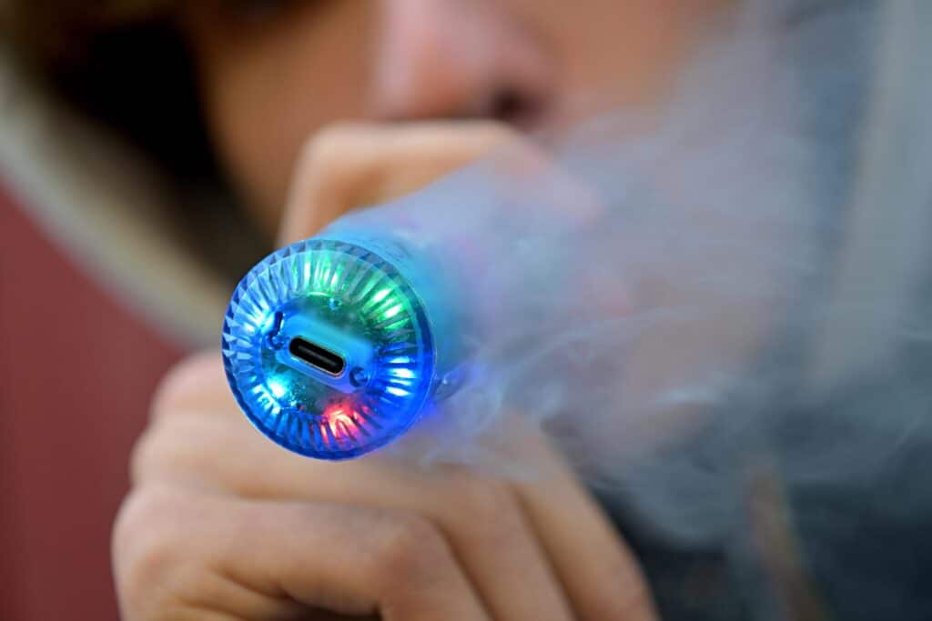 France : la loi interdisant les cigarettes électroniques jetables adoptée à l’unanimité