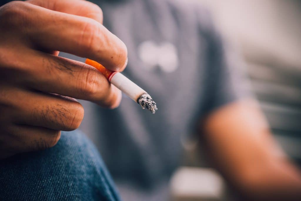 Élever l&rsquo;âge légal pour acheter du tabac réduit le tabagisme chez les jeunes adultes