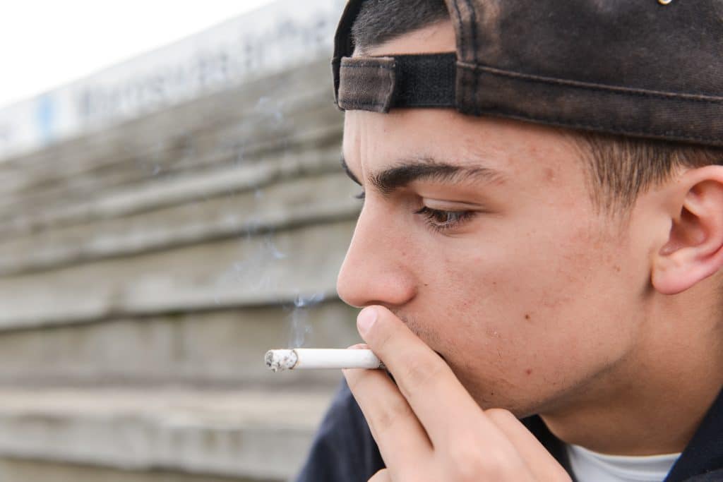 Tabac, cigarettes électroniques, alcool, drogues : la consommation recule chez les adolescents américains