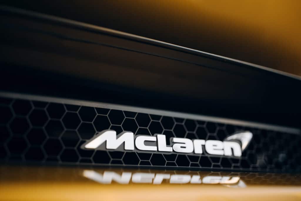 Velo et McLaren relancent « Live Your Fandom », une campagne mondiale pour ancrer les sachets de nicotine dans l&rsquo;univers de la F1