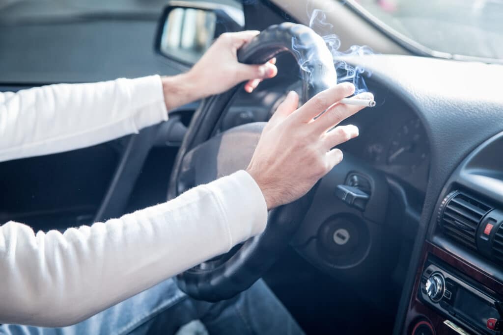 France : une proposition de loi pour interdire de fumer au volant